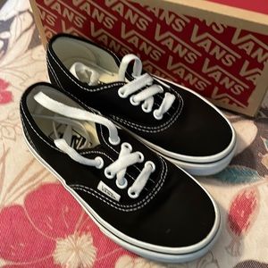 Unisex Boy Girl Black and White stitch canvas sneakers size 12